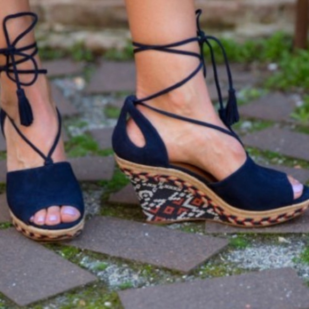 Cabi 6001 blue leather wedge tie sandals size 6